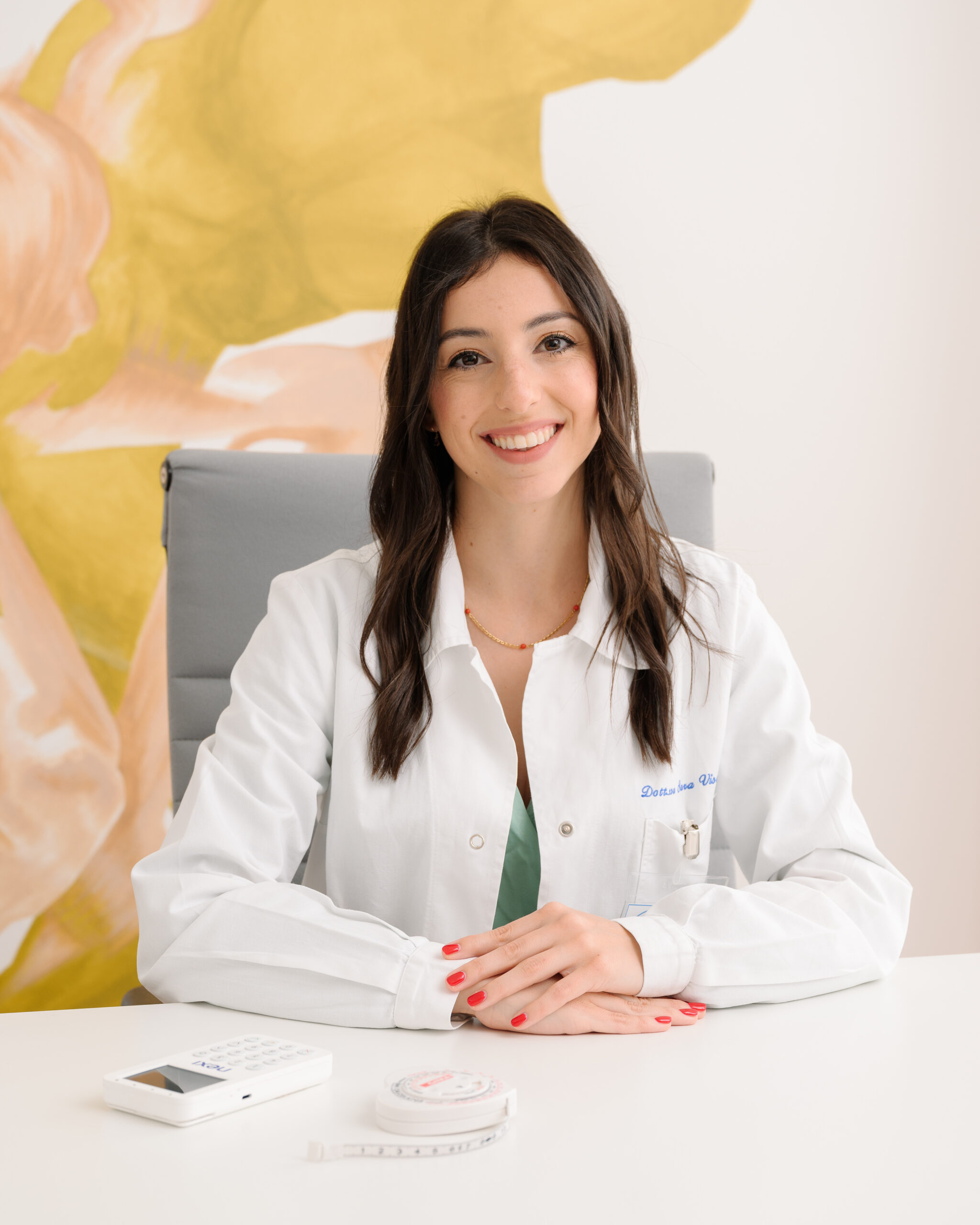 La dottoressa Sara Viscardi nel suo studio